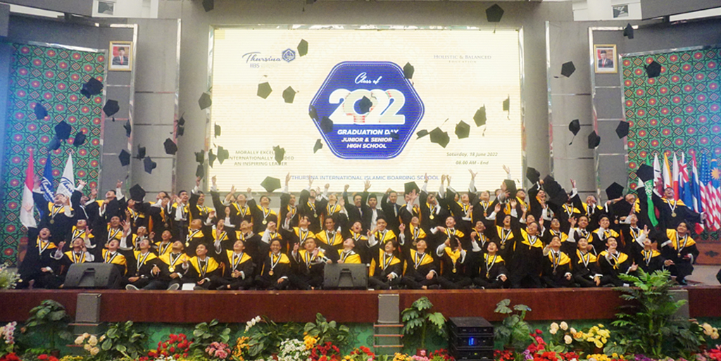 Wisuda SMP Angkatan 6 & SMA Angkatan 3: Telah Luluskan SMA 3 Angkatan, Alumni Thursina IIBS Siap Menyebar di Berbagai Belahan Dunia