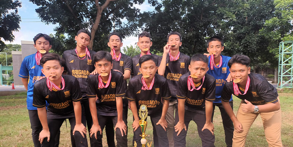 Raih Juara 1 Mini Soccer dan Harapan 1 Badminton, Tim Thursina IIBS Terus Kembangkan Minat Santri di Bidang Olahraga